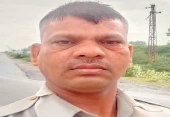 देवली, थाना क्षेत्र के राजमहल मार्ग पर मंगलवार रात तेज गति वाले ट्रैक्टर ने एक पुलिसकर्मी की जान 