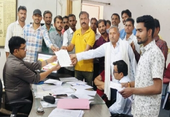 देवली, ,समीप की देवली गांव पंचायत के लोगों ने मंगलवार को देवली उपखंड अधिकारी मनोज कुमार मीना को ज्
