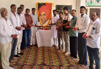 देवली ,नगर कांग्रेस कमेटी की ओर से पूर्व केंद्रीय मंत्री राजेश पायलट की 25वीं पुण्यतिथि पर पुष्पा