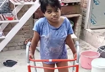 देवली , शहर के प्रताप कॉलोनी निवासी एक 13 वर्षीय बच्ची के इलाज के लिए स्थानीय विधायक राजेंद्र गुर्ज