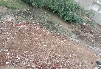 देवली,प्रताप कॉलोनी में लोग, टूटी सड़कों व कीचड़ से परेशान,मूलभूत सुविधाओं का अभाव