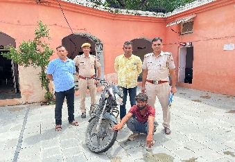 देवली पुलिस ने एक शातिर मोटरसाइकिल चोर को गिरफ्तार किया है, जिसने देवली से तीन मोटरसाइकिल चोरी कर
