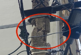 देवली ,शहर वार्ड 15 तेलियान धर्मशाला के पास स्थित बिजली के खम्बे की दुर्दशा ने स्थानीय लोगों को चिं