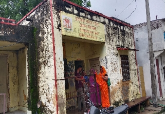 देवली ,पनवाड़ स्थित आयुष्मान आरोग्य मंदिर पूरी तरह से जर्जर हो चुका है। इस भवन की छत से रिसाव हो रह