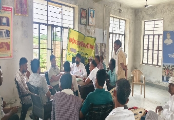 पनवाड़ में हर घर नल योजना के तहत हो रही समस्याओं के समाधान के लिए अधिकारियों ने ग्रामीणों को आस्व�