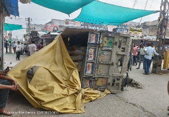 देवली ,शहर के मुख्य बाजार में बुधवार सुबह एक हादसा हुआ है। जब शहर के छतरी चौराहा स्थित सड़क के बीचो