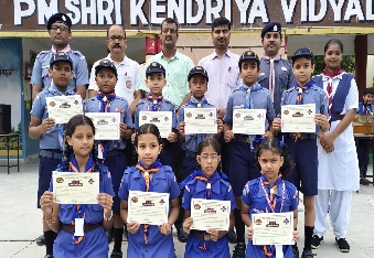 देवली ,पीएम श्री केंद्रीय विद्यालय देवली में बुधवार को प्राचार्य नवरतन मित्तल ने 8 कब और 4 बुलबुल क