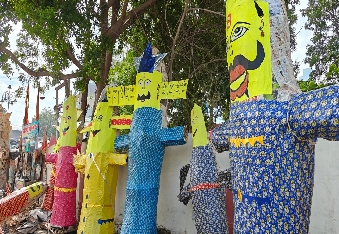देवली,शहर के मुख्य बाजार में पीर बाबा के समीप इन दिनों एक अनोखा बाजार सजा है। यह है दशानन (रावण) के प