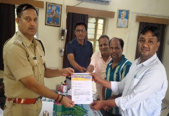 देवली ,व्यापार महासंघ देवली ने शुक्रवार को पुलिस उपअधीक्षक रामसिंह को एक ज्ञापन सौंपा है, जिसमें 
