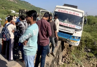 देवली ,थाना क्षेत्र के राजमहल गांवड़ी रोड पर सोमवार सुबह एक निजी बस अनियंत्रित होकर नाले की पुलिय
