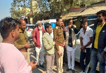 देवली ,परिवहन विभाग के निरीक्षक गंगाराम समेत ने मंगलवार को राजकीय उप जिला चिकित्सालय परिसर में ख�