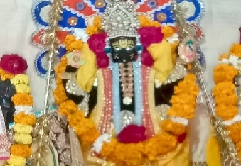 देवली ,अमरवासी गांव स्थित श्रीचारभुजा व सालिग्राम भगवान के मंदिर में पकौड़ी और हलवे (पौष बड़े) का भ�