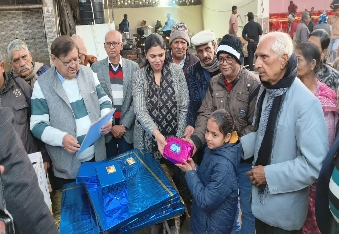 देवली ,शहर के नेवरबाग बालाजी मंदिर परिसर में रविवार शाम जन सेवा समिति की ओर से कूपन आधारित स्नेह म�