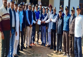 देवली , गौरव सेनानी दूनी ब्लॉक द्वारा शहीद स्मारक के लिए भूमि आवंटन की मांग को लेकर तहसीलदार और एस�