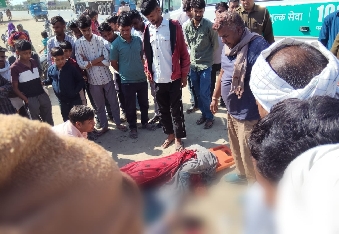 देवली ,थाना क्षेत्र के जयपुर रोड स्थित अंबेडकर छात्रावास के पास दौलता मोड़ पर एक सड़क हादसे में ब�