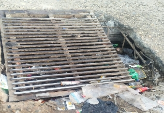 देवली ,शहर के रोडवेज बस स्टैंड के निकास द्वार की ओर नाले पर लगा लोहे का फेरोकवर अपनी जगह से हट गया ह�