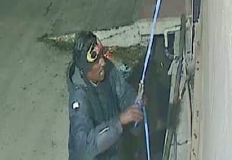 देवली, सीसीटीवी में कैद हुआ केबल काटता संदिग्ध बदमाश शहर के पटेल नगर स्थित जैन मंदिर में चोरी का ए�