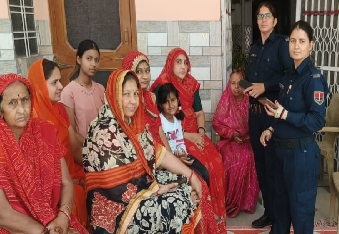 देवली ,हनुमान नगर क्षेत्र में शुक्रवार को कालिका पेट्रोलिंग यूनिट की गायत्री चौधरी और सुनीता मी�