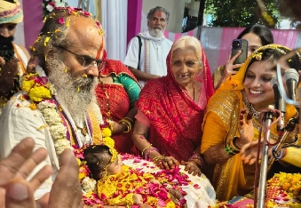 देवली ,शहर के गौरव पथ स्थित नगर पालिका परिसर में आयोजित श्रीमद्भागवत कथा के दौरान महामंडलेश्वर द�