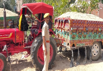 देवली,अवैध बजरी परिवहन करते 2 ट्रैक्टर-ट्रॉली जब्त व एक लावारिस मिली