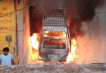 देवली  क्षेत्र के रामथला गांव में शनिवार शाम एक बड़ा हादसा टल गया, जब घर के बाहर खड़ी एक मारुति वैन �