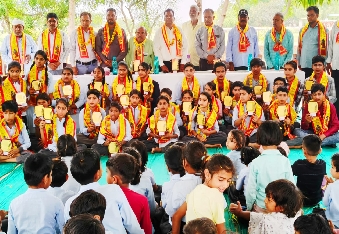 देवली ,ग्राम पंचायत सांवतगढ़ के प्रशासक सुनील कुमार मीणा ने कक्षा 5, 8, 10 और 12 के टॉपर विद्यार्थियों �