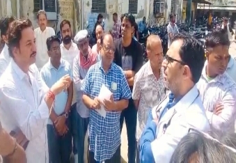 देवली ,स्थानीय राजनीतिक और सामाजिक संगठनों के प्रतिनिधियों ने मंगलवार को उप जिला चिकित्सालय का �