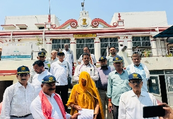  दूनी थाना क्षेत्र के राजमहल निवासी शहीद मिश्रीलाल मीणा की वीरांगना ने अपने स्वामित्व वाले भूखं�