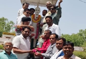 देवली ,नगर कांग्रेस कमेटी द्वारा बुधवार को नगर पालिका परिसर स्थित नेहरू उद्यान में पं नेहरू की प्