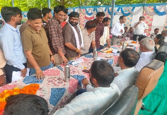 देवली,सोमवार को पनवाड़ शिविर के दौरान विधायक राजेन्द्र गुर्जर को जीर्ण-शीर्ण मन्दिर की मरम्मत क�