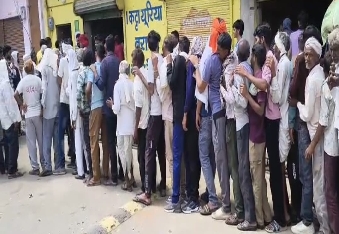 देवली,डीएपी खाद के लिए घंटों लाइनों में खड़े रहे किसान,एक ही पॉस मशीन से वितरण में देरी