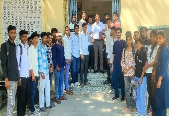 महाविद्यालय की समस्याओं के समाधान की मांग को लेकर विद्यार्थियों ने सौंपा ज्ञापन,