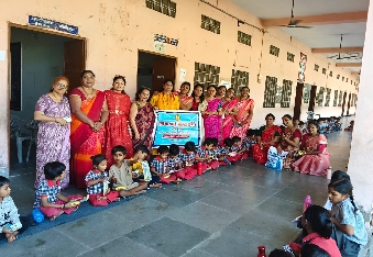 सखी सहेली शाखा देवली ने 101 बच्चों को कराया कन्या भोज, फल व उपहार वितरित किए