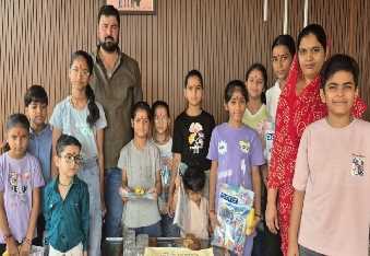 दुर्गा अष्टमी पर घर-घर हुआ कन्या पूजन, दिहाड़ी माता की पूजा कर लगाया भोग
